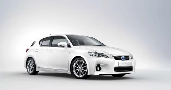 Lexus a Parigi con CT 200h e IS