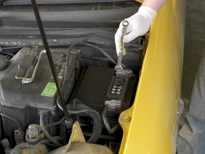 La manutenzione della batteria dell'auto