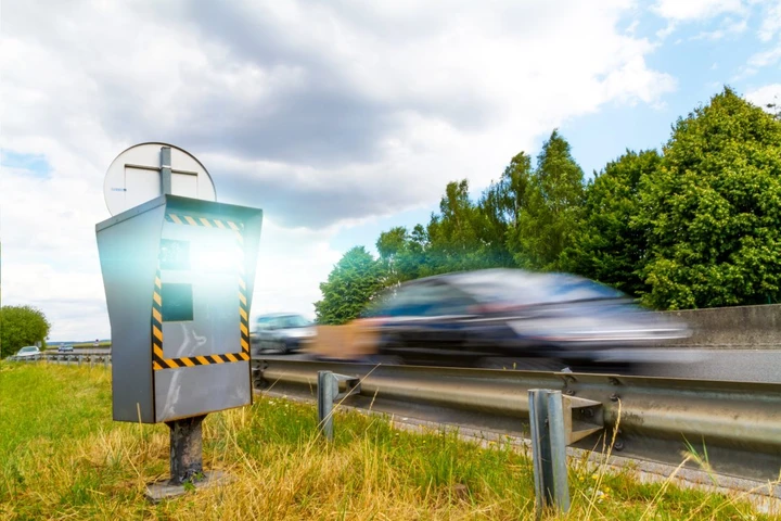 Autovelox fa la multa a tutte le auto che passano: segnala sempre la stessa velocità