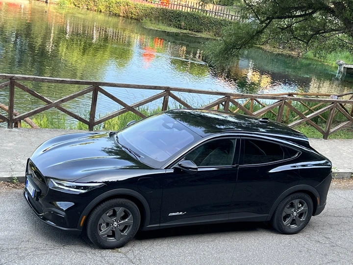 Ford Mustang Mach-e RWD: le immagini