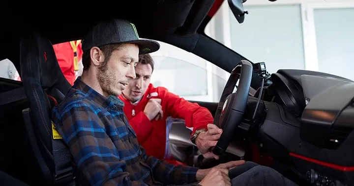 Ferrari 488 Pista, primi giri a Fiorano; e guardate chi c’è al volante: Valentino Rossi!