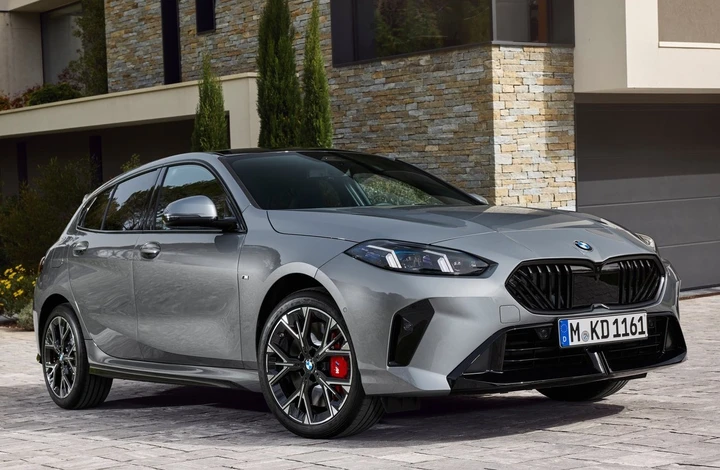 BMW Serie 1 2024: novità del restyling, motori mild hybrid e nuove funzionalità