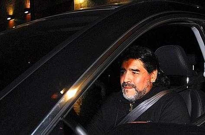 Incidente d’auto per Maradona: frontale contro un bus