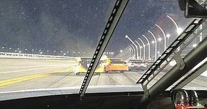 Pilota twitta foto incidente in diretta dall'abitacolo