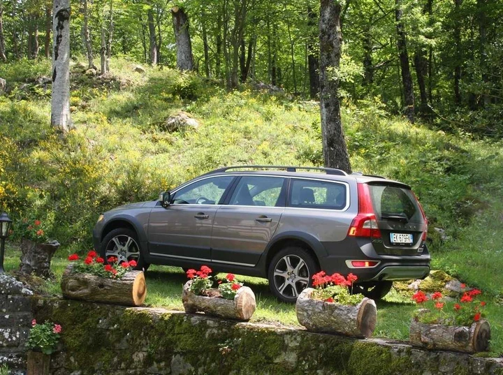 Volvo XC70 D5 AWD Summum: la prova su strada