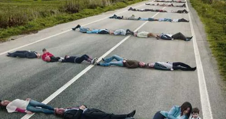 Io Dissuado, più di 5mila persone sdraiate sull’asfalto