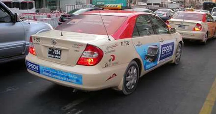 Emirati: sconto taxi per divorziate o vedove