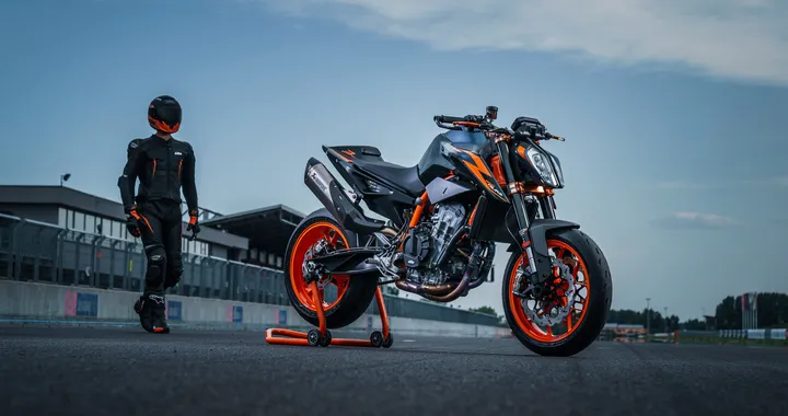 KTM 890 DUKE R 2022, caratteristiche e prezzo