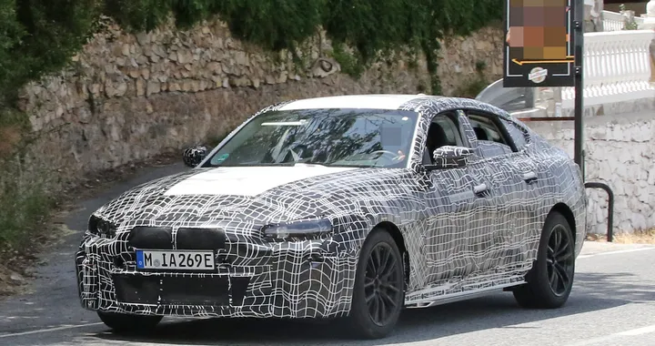 BMW i4: le foto spia