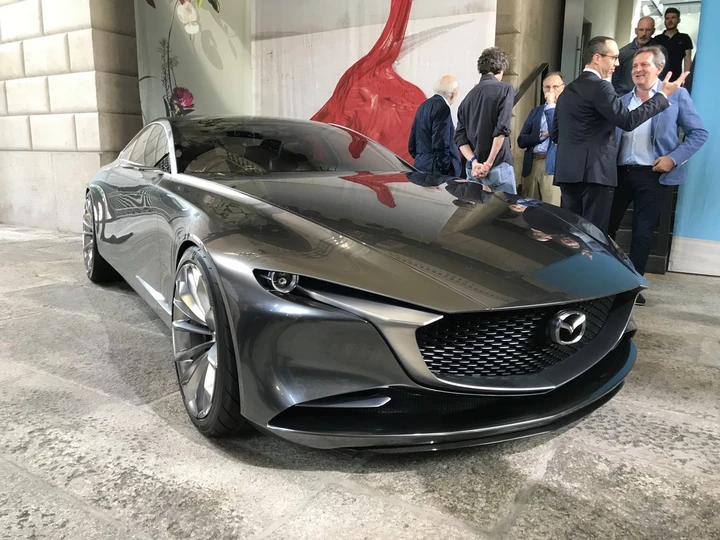 Mazda Vision Coupé all’Arco della Pace di Milano