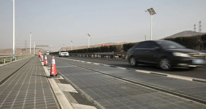 Cina: la smart road a pannelli solari che ricarica le auto elettriche e aggiorna il navigatore