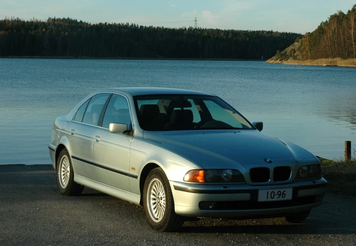 BMW, una 523i del ’96 arriva a 1 milione di chilometri e il proprietario poi passa all’elettrico