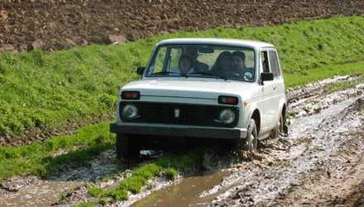 Lada: lo strano caso del doppio distributore