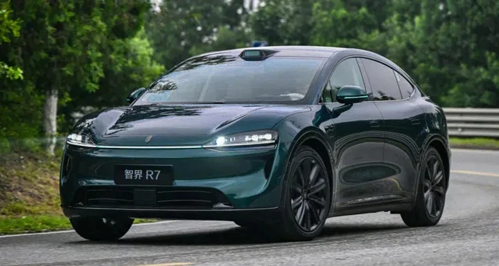 Luxeed R7: autonomia record e tecnologia Huawei per l’estero