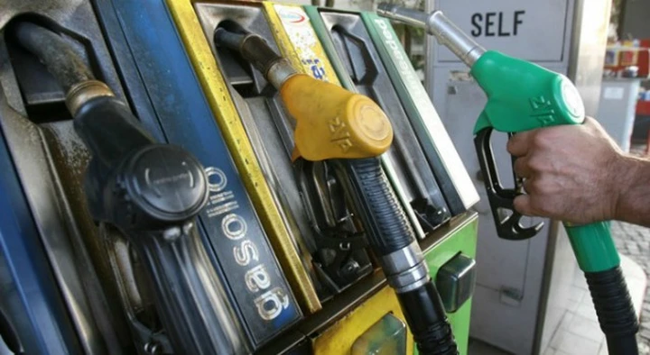 Prezzi carburanti in calo, ma non mancano le critiche