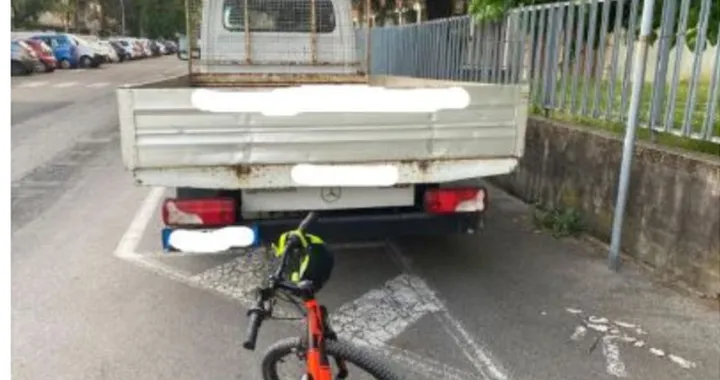 Bimbo in bici multato dopo incidente con camion in sosta vietata, il racconto surreale