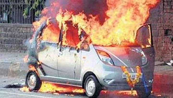 Un'altra Tata Nano va in fiamme