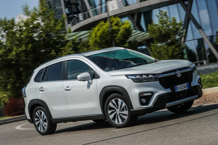 Suzuki S-Cross Hybrid 140 V: parca e tecnologica