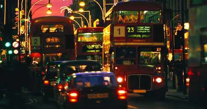 UK: le benzina sale, il traffico scende