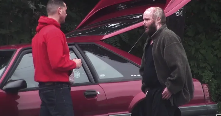 Si ferma ad aiutare un automobilista in panne e riceve 200 mila dollari