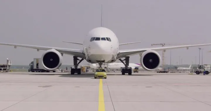 Mini Cooper SE: l'elettrica traina un Boeing 777F