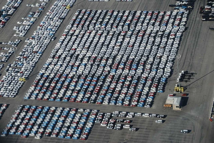 1500 Nissan Leaf ferme nel piazzale. In attesa di clienti?