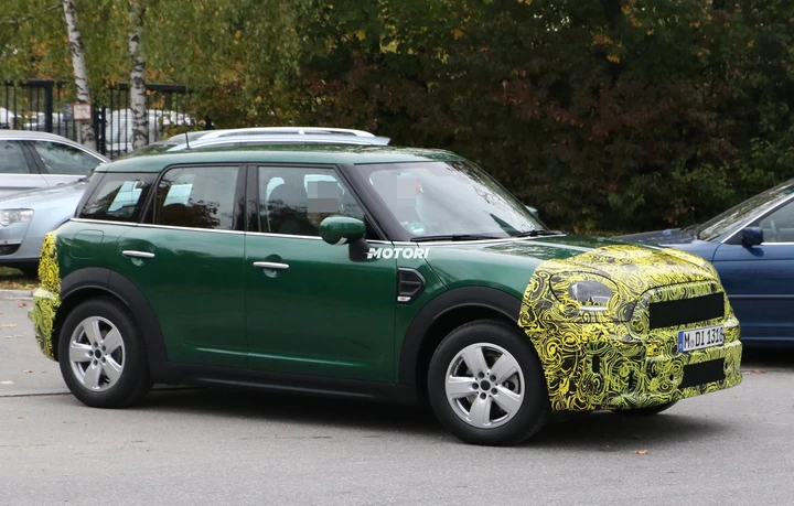 Mini: le foto spia della Countryman restyling