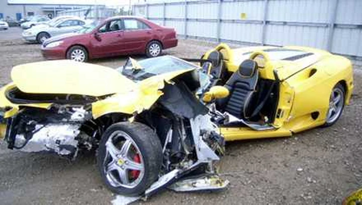 Un 73enne distrugge 10 supercar