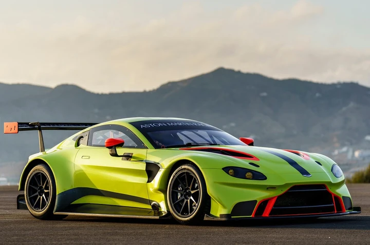 Aston Martin Vantage GTE 2018: immagini ufficiali
