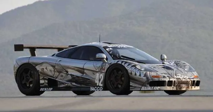 McLaren F1 GTR d'artista all'asta