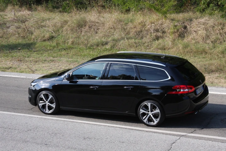 Peugeot 308 GT 1.6 THP e 308 GT SW BlueHDI in prova
