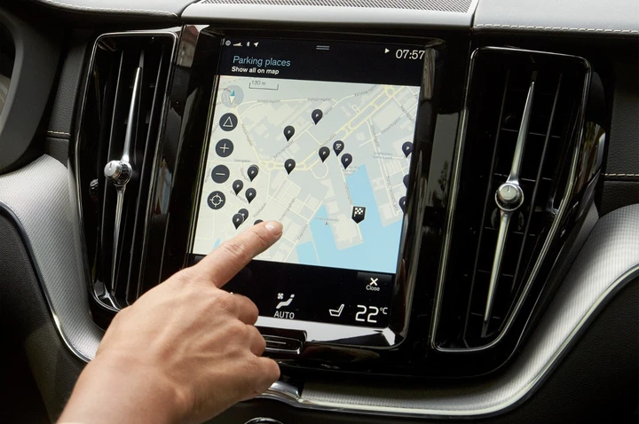 Volvo XC40, le dotazioni di sicurezza e infotainment: immagini ufficiali