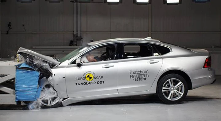 EuroNcap, crash test 2017: bene Volvo, male Mustang
