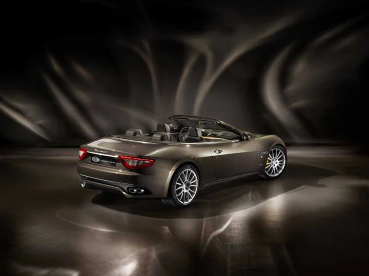 Fendi sale a bordo della Maserati GranCabrio