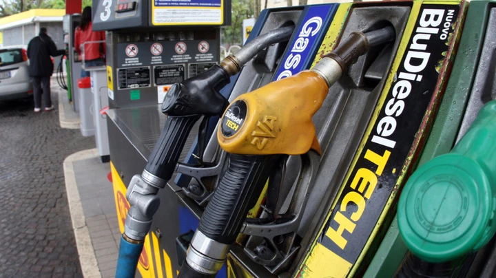 Caro carburanti, il governo tuona: 