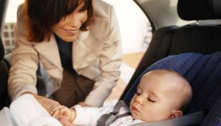 Bambini in auto: solo il 43% dei genitori usa il seggiolino