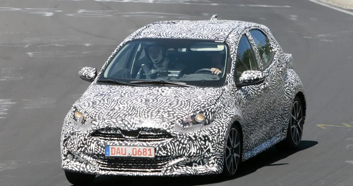 Toyota: le foto spia della nuova Yaris 2020