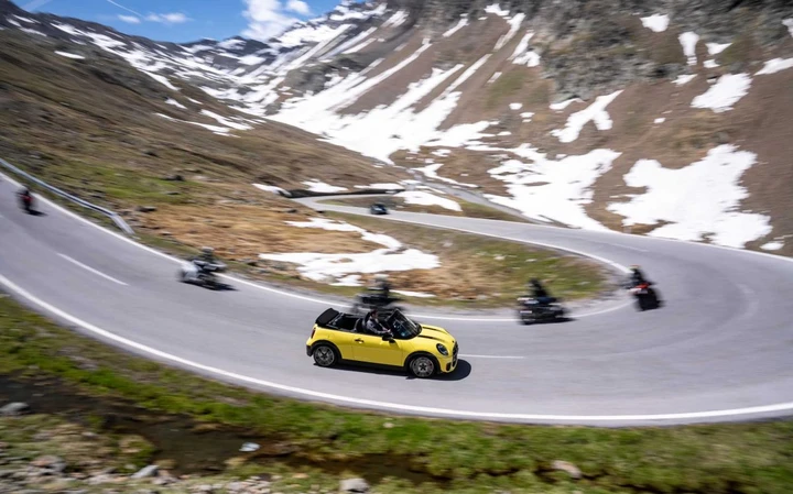 MINI John Cooper Works Cabrio: 231 CV e nuovo giallo acceso