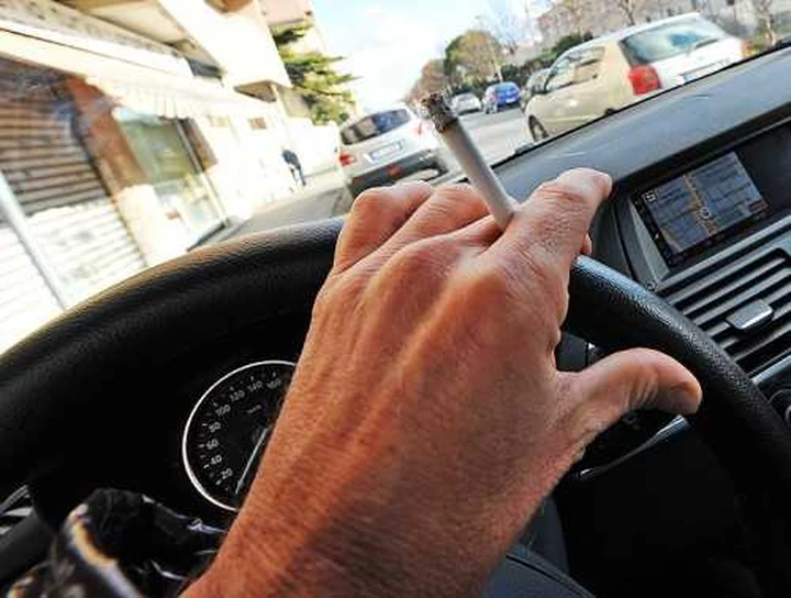 Se si fuma in macchina l'auto perde valore