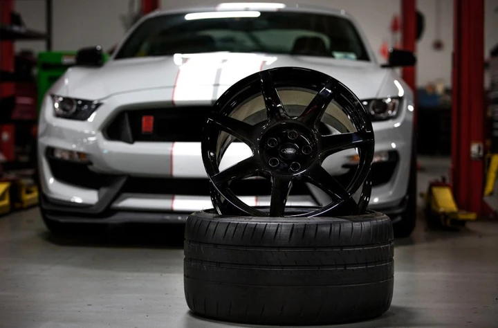 Ford Mustang Shelby GT350 R: avrà i cerchi in fibra di carbonio