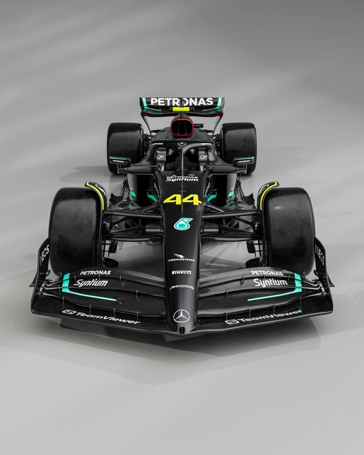 F1, Mercedes presenta la W14 E Performance