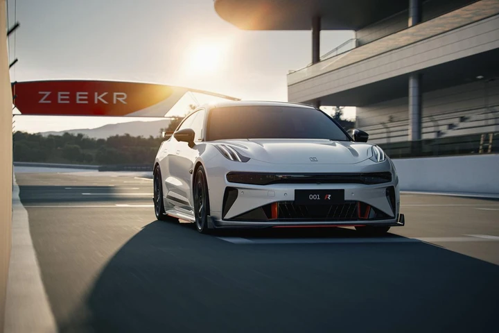 Zeekr 001 FR: in arrivo la versione sportiva ad alte prestazioni [FOTO]