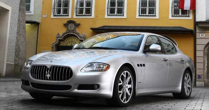 I generali viaggiano in Maserati Quattroporte