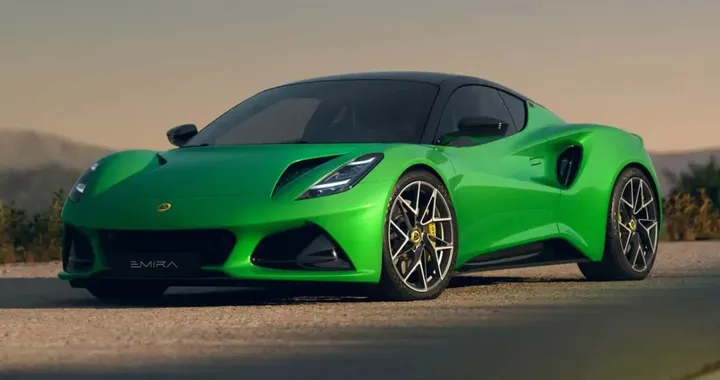 Lotus Emira si aggiorna: più potenza e meno peso nel 2026