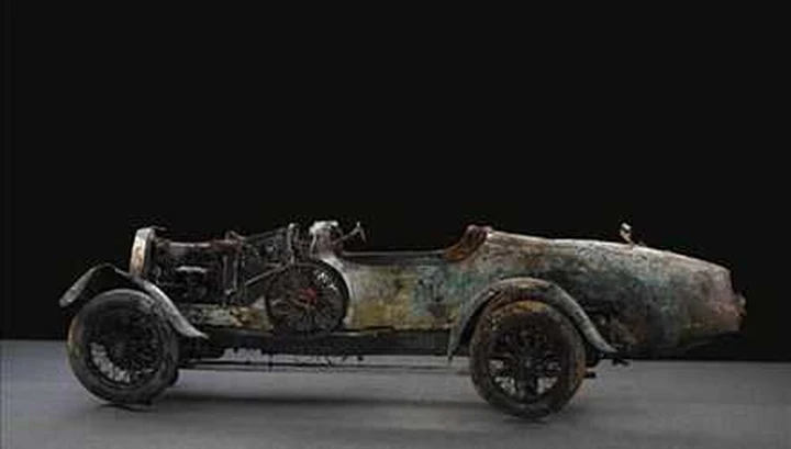Venduta all'asta per 230.000 euro la Bugatti ripescata in fondo al lago