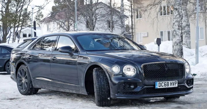 Bentley Flying Spur, la lussuosa berlina britannica spiata durante i test su strada