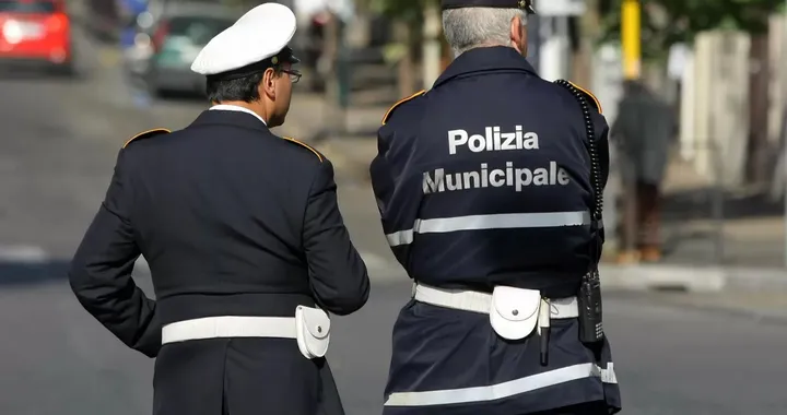 Vigile urbano annulla 282 multe per amici e parenti: oltre 50.000 euro spariti dal sistema