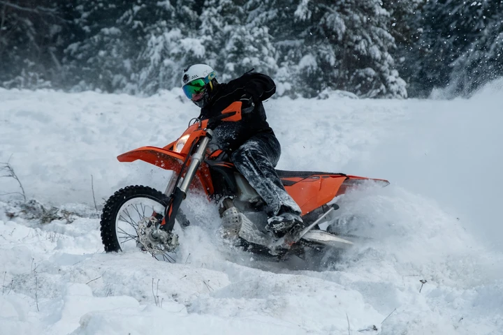 Catene da neve per moto: come preparare la moto all'inverno