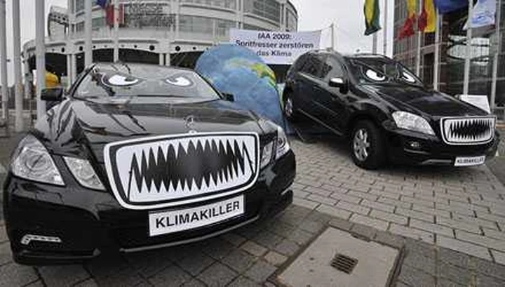 Greenpeace protesta al Salone di Francoforte