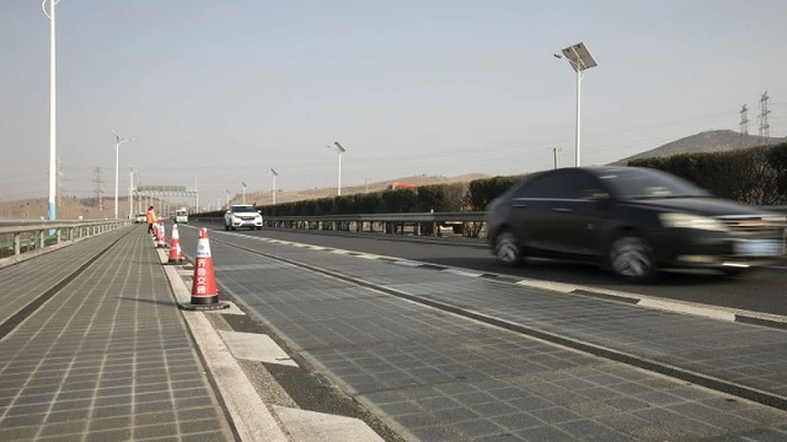 Cina: la smart road a pannelli solari che ricarica le auto elettriche e aggiorna il navigatore